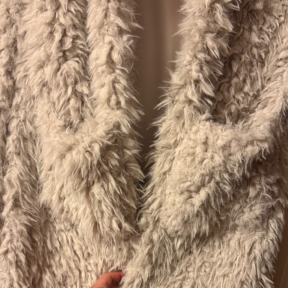 Fuzzy Cream Sleeveless Vest - Picture 2 of 3